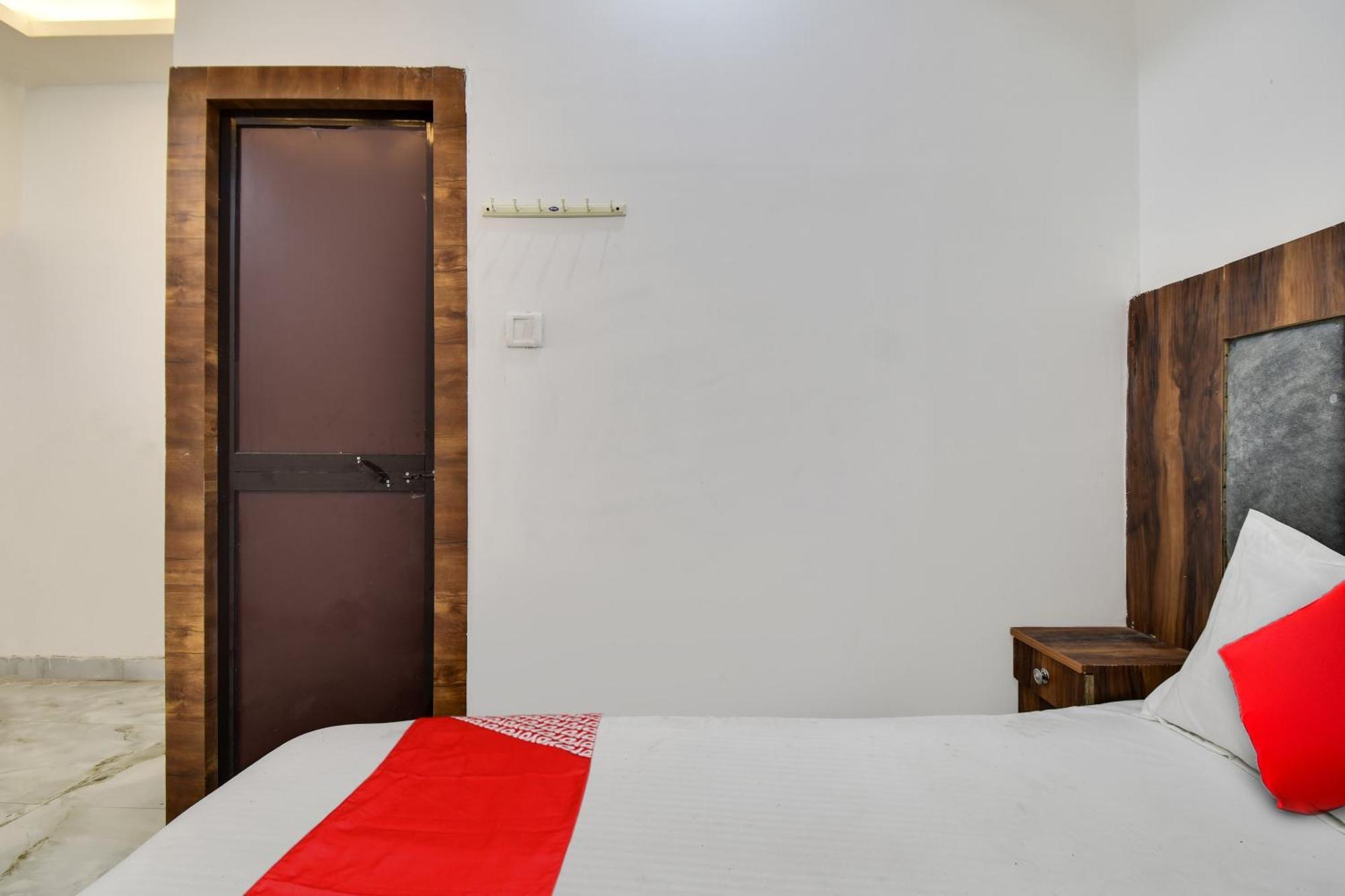 Hotel O Golden King Guest House Нью-Дели Экстерьер фото