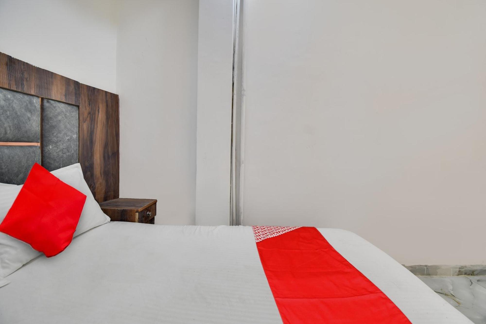 Hotel O Golden King Guest House Нью-Дели Экстерьер фото