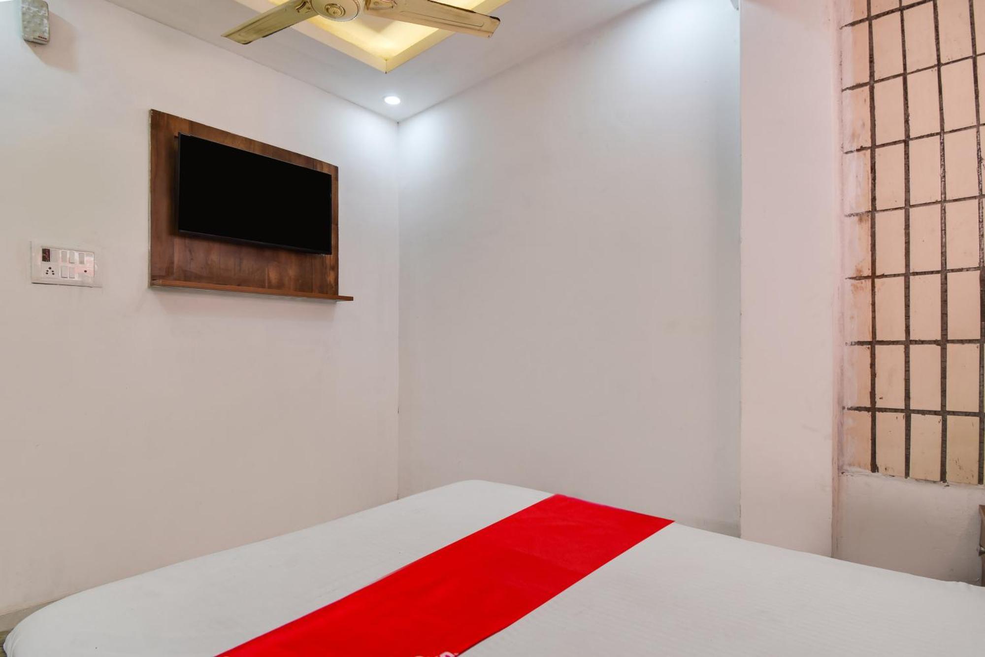 Hotel O Golden King Guest House Нью-Дели Экстерьер фото