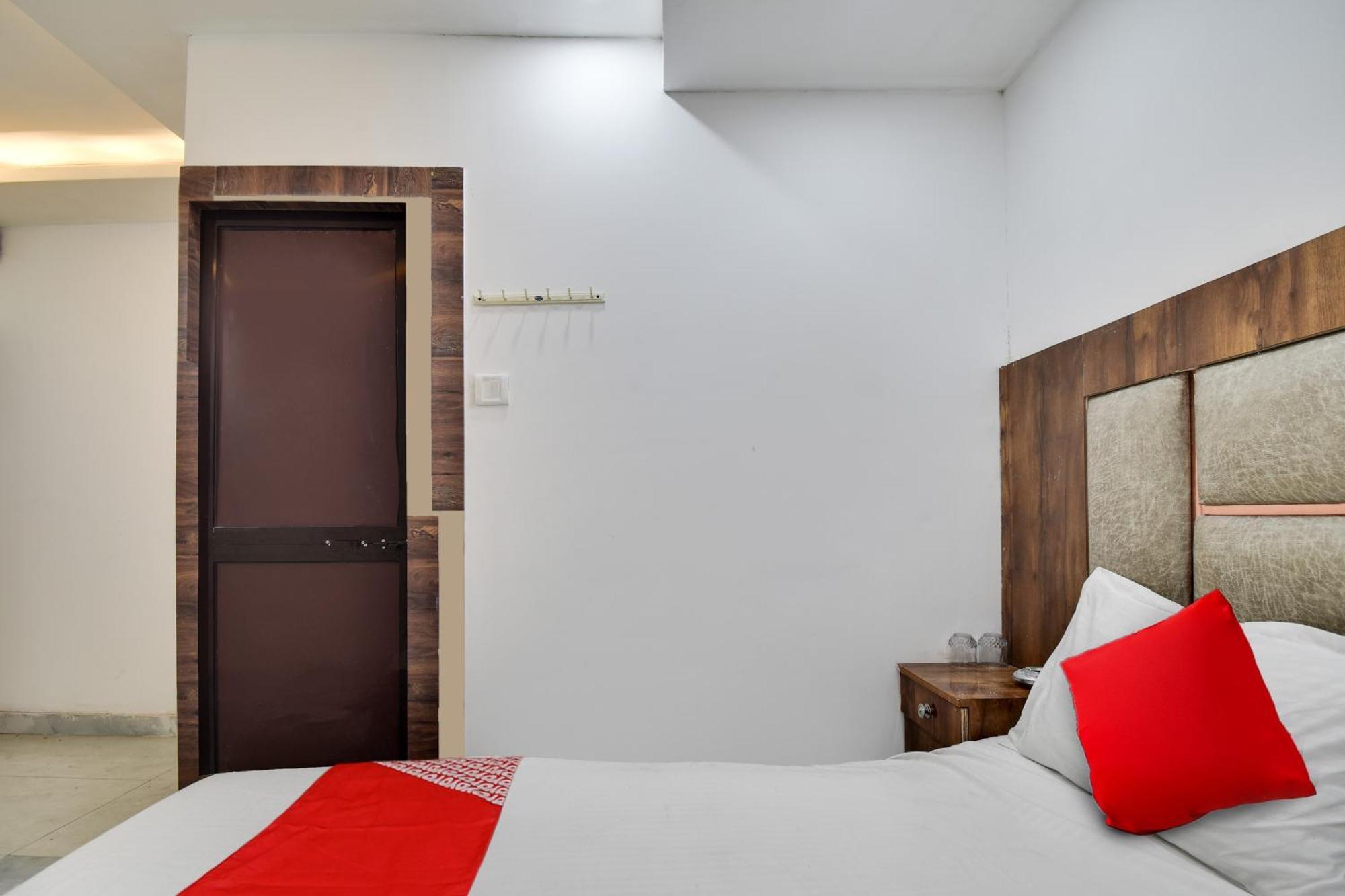 Hotel O Golden King Guest House Нью-Дели Экстерьер фото